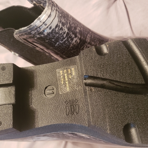 Se7en Snakeskin Rainboots. Size 11. NWT. - Picture 3 of 3